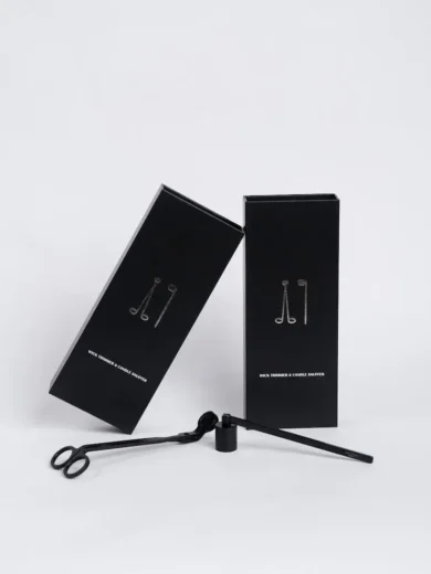 Coffret éteignoir et ciseaux coupe-mèches, présentation des accessoires.