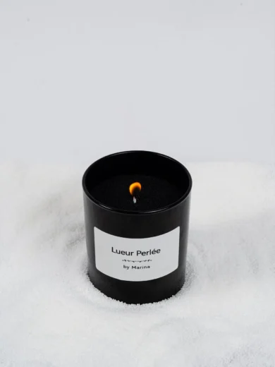 Contenant noir pour bougie en perle de cire végétale.