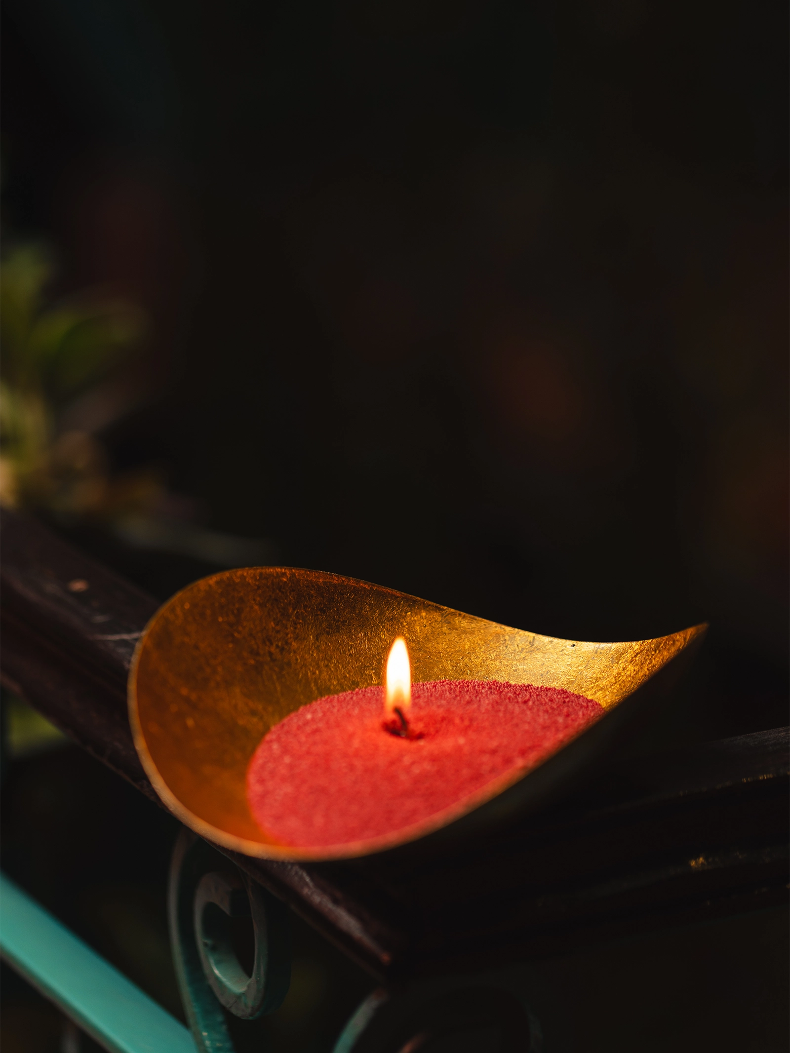 Bougie en perle rouge allumée.