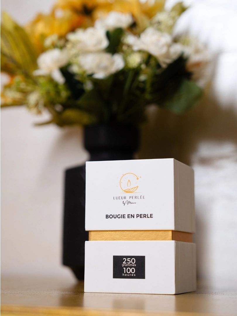 Kit de 250 gr de bougie en perle présenté avec un bouquet de fleurs en arrière plan.