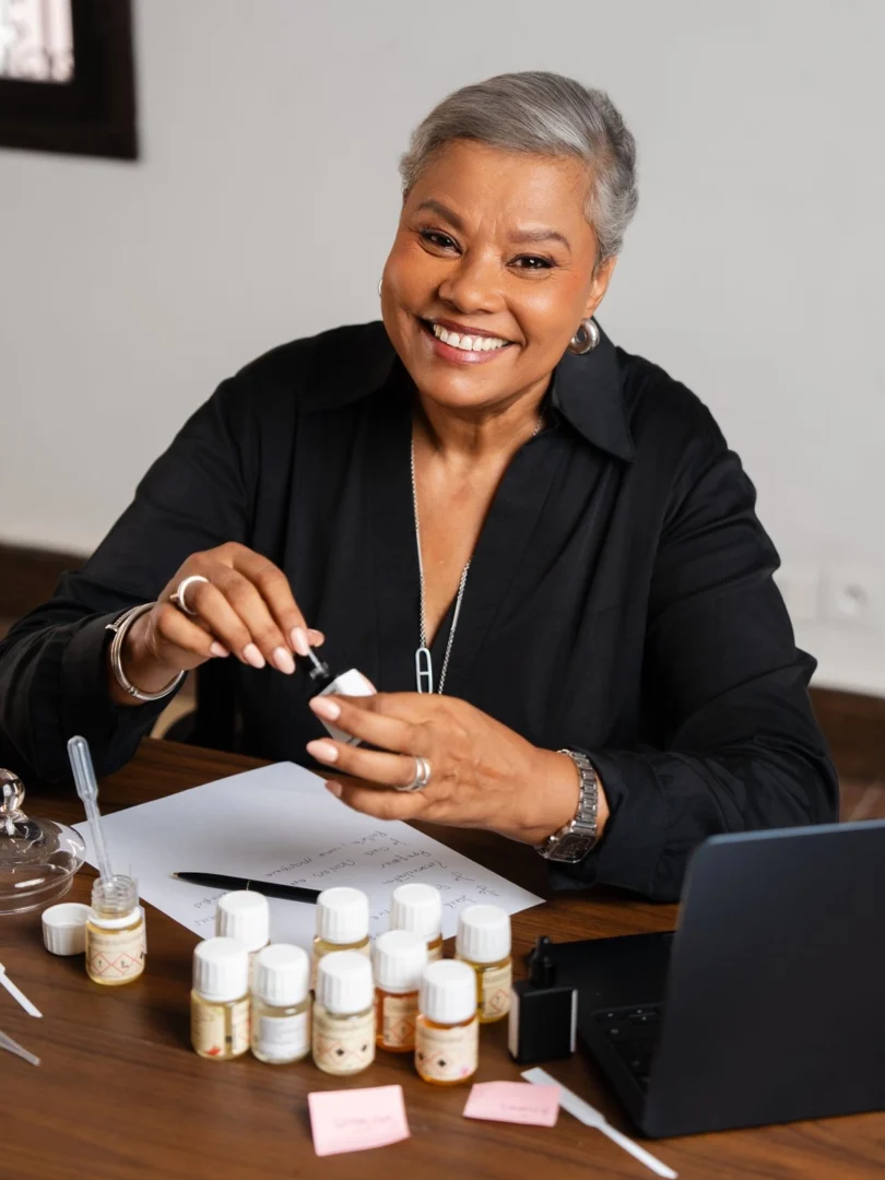 Marina entrain de tester ses senteurs de Grasse