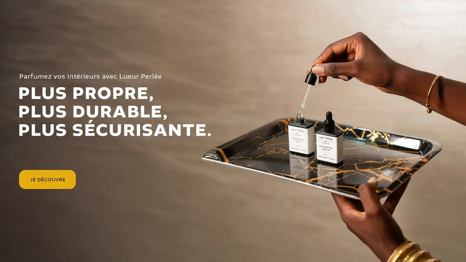 Deux senteurs huiles parfumées pour bougie présentées sur un plateau.