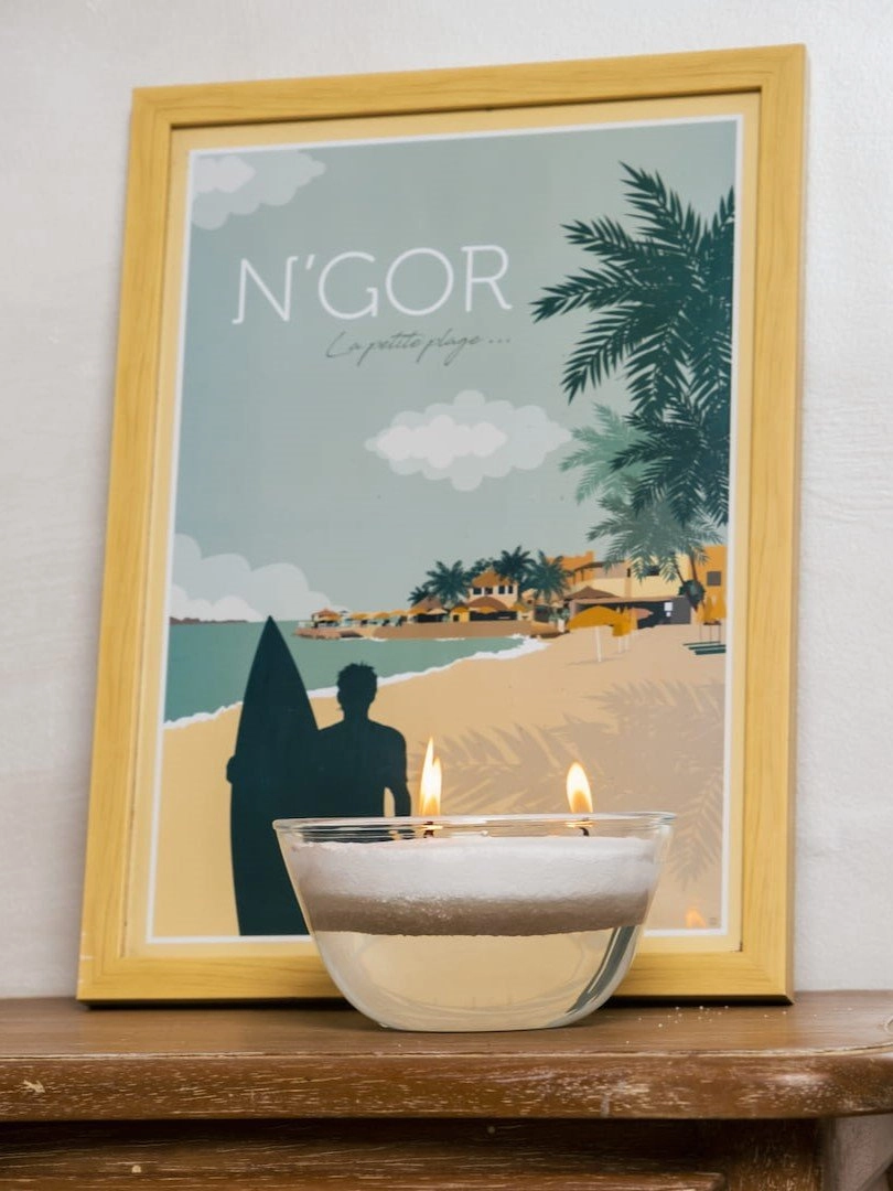 Bougie en perle de cire végétale présentée qui flotte sur l'eau.